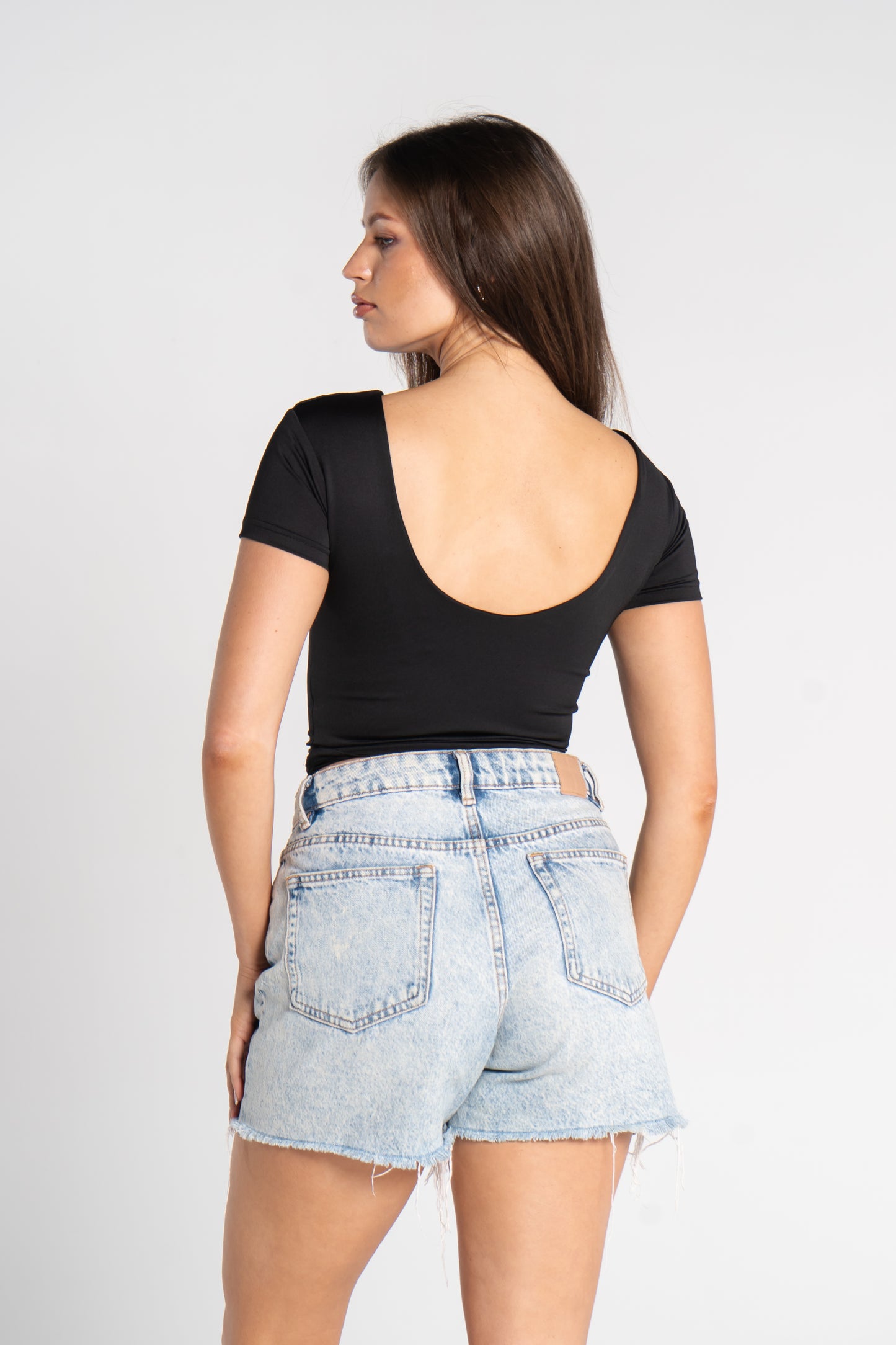 BACKLESS ROUND NECK