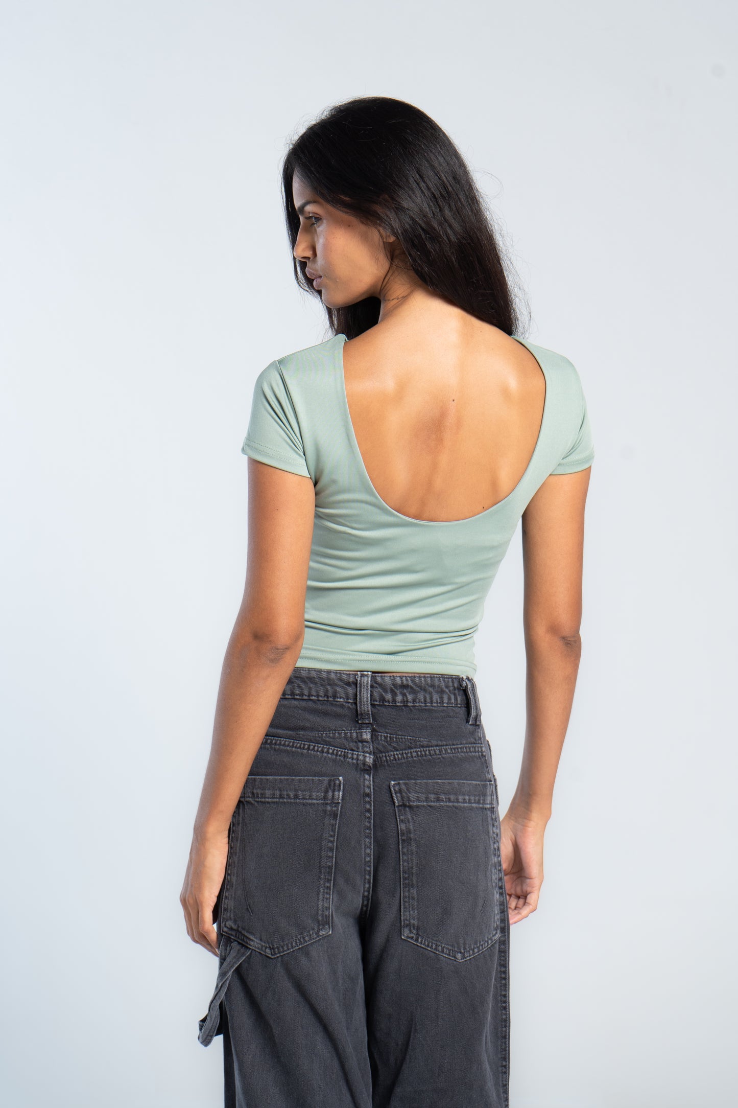 BACKLESS ROUND NECK