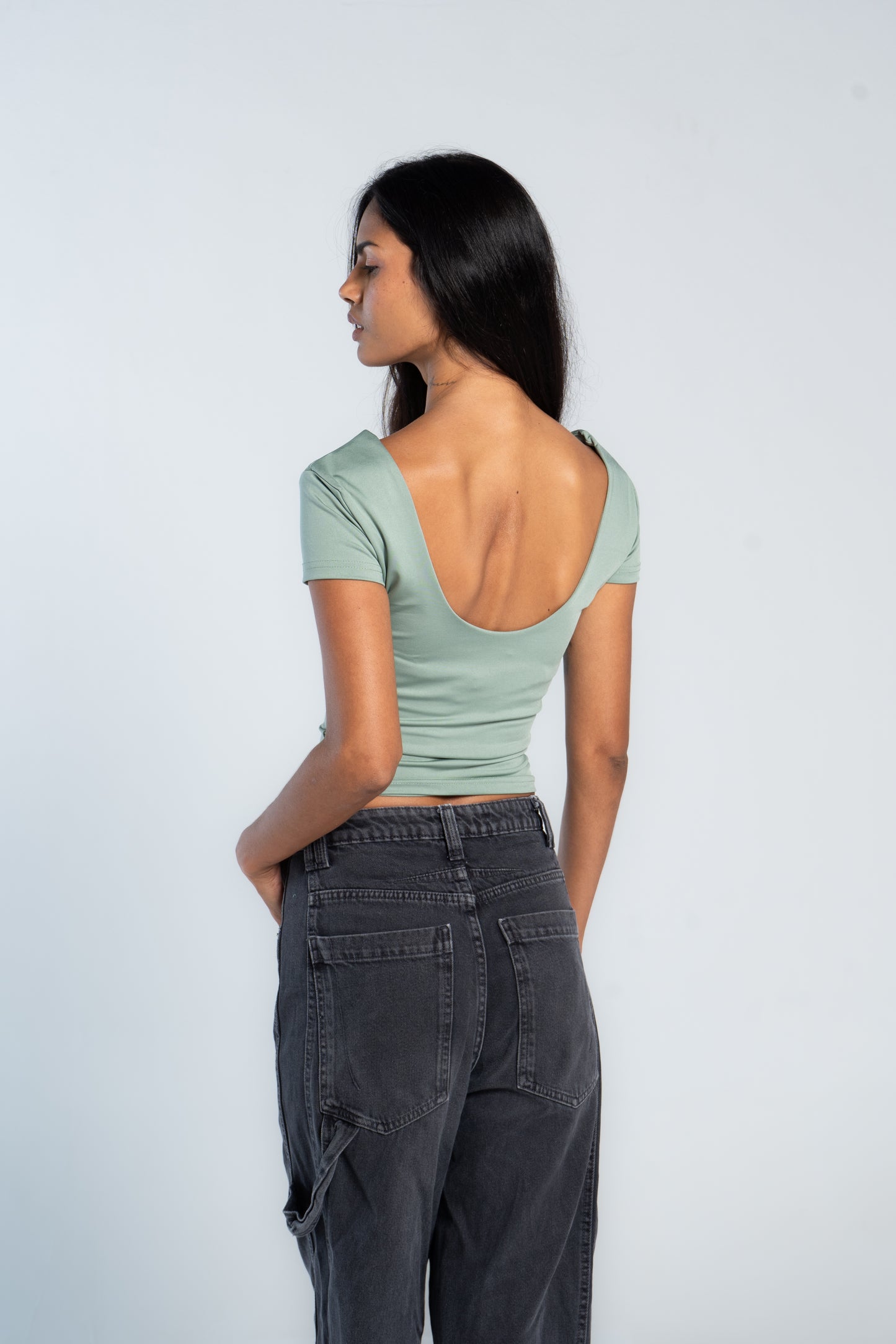 BACKLESS WIDE NECK