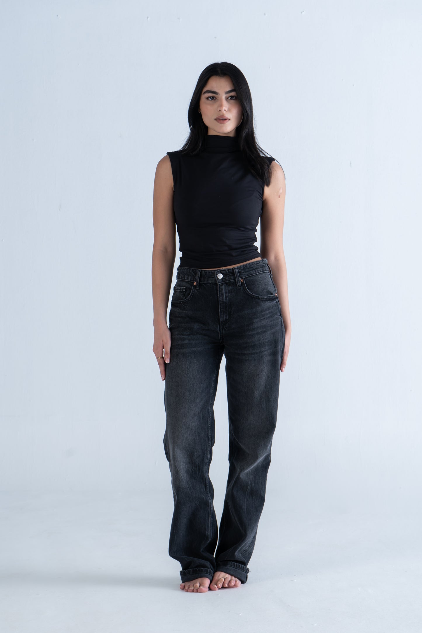 HIGH NECK SLEEVELESS