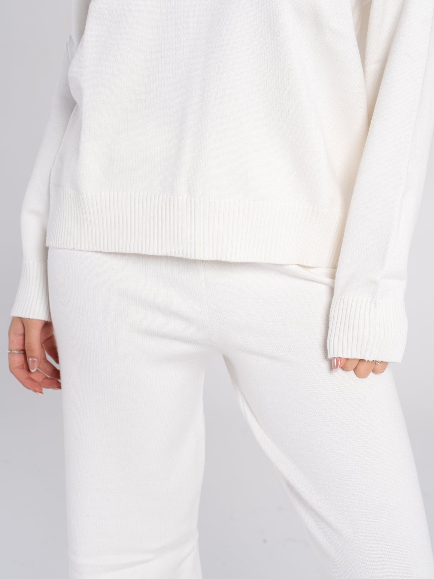 KNIT V NECK SWEATSHIRT